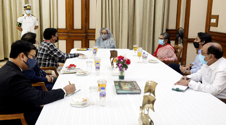 প্রধানমন্ত্রীর সঙ্গে ভারতীয় চলচ্চিত্রকার গৌতম ঘোষ ও সত্যম রায়ের সাক্ষাৎ